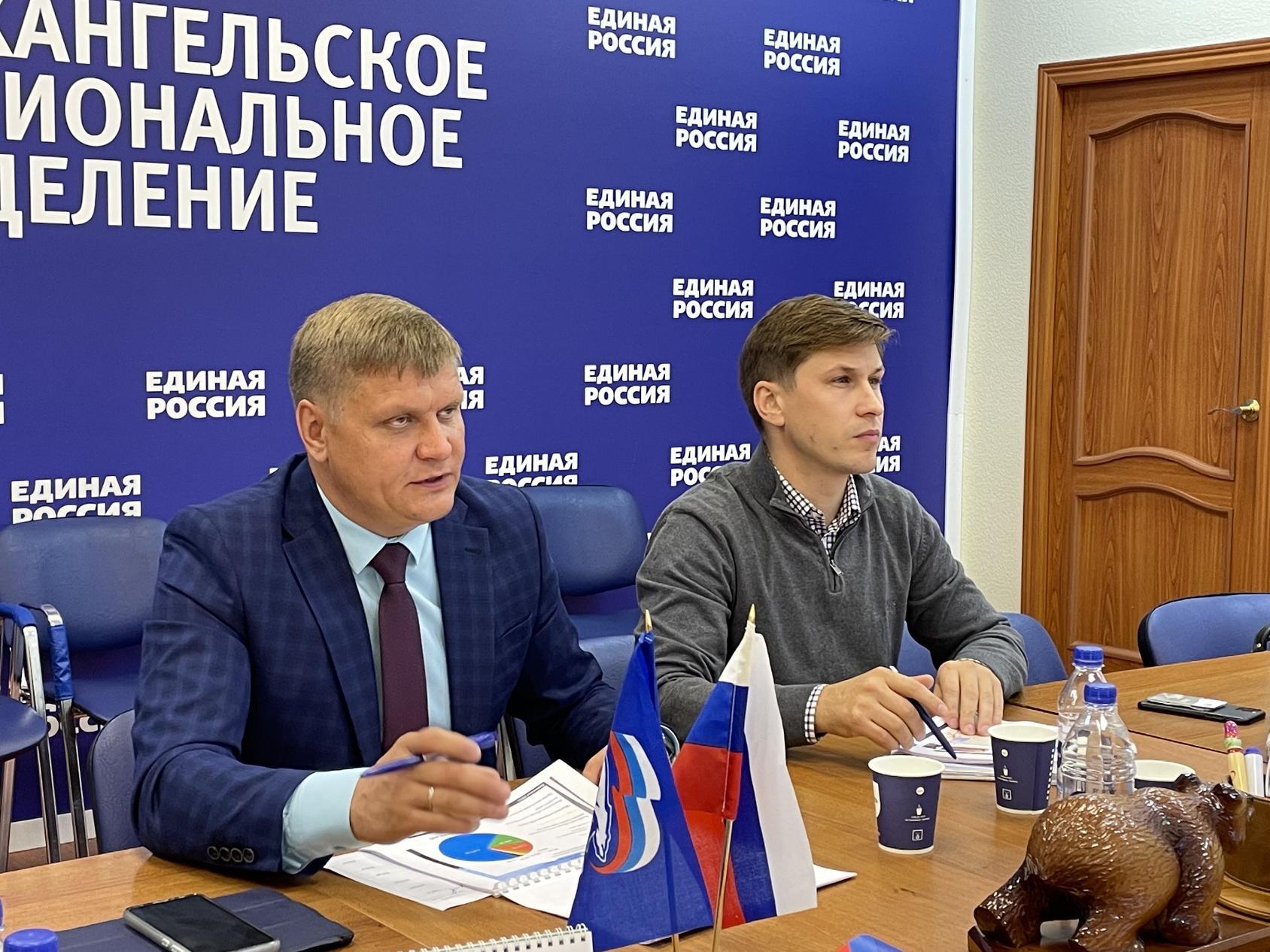 Заместитель руководителя фракции &laquo;Единая Россия&raquo; Архангельского областного Собрания депутатов Иван Новиков и региональный координатор партийного проекта &laquo;Безопасные дороги&raquo;, директор дорожного агентства &laquo;Архангельскавтодор&raquo; Игорь Пинаев на совещании в режиме ВКС рассказали представителям муниципальных образований о реализации нацпроекта в 2021 году/Фото автора